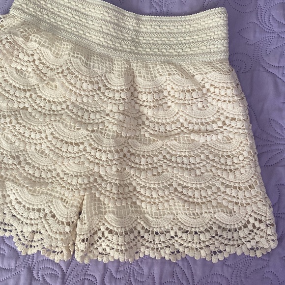 Cream Colored NWT Tiered Layered Cutout Shorts - Picture 4 of 15